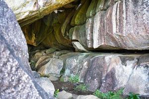 anse principal natureza trilha dentro a granito Rocha caverna , mahe seychelles foto