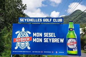 mahe seychelles 05.03.2023 a 9 buracos golfe quadra em mahe ilha Seychelles, seychelles Urso seybrew marketing borda em a lado foto