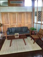 interior do moderno retro estilizado vivo quarto com cadeirão, mesa e decoração foto