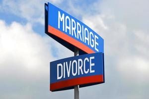 casamento e divórcio rua placa foto