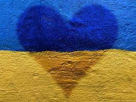 ucraniano bandeira com coração pintado em parede foto