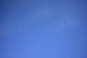 fundo azul céu sem nuvens, ensolarado dia. foto