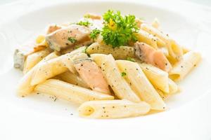 macarrão penne carbonara com salmão foto