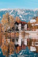 lago sangrou nas montanhas alpinas foto