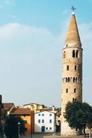 campanário duomo santo stefano em caorle itália foto