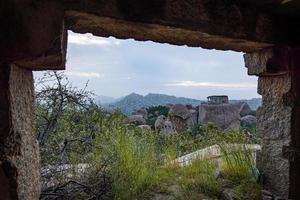 antigo ruínas do hampi que pode estar visto a partir de malyavanta Colina foto