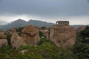 antigo ruínas do hampi que pode estar visto a partir de malyavanta Colina foto