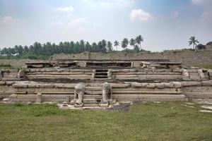 base do completamente destruído Palácio dentro real cercado dentro hampi foto