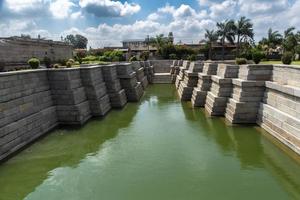 têmpora lagoa dentro a campus do Mahadeva têmpora, itagi, koppal, Karnataka, Índia. foto