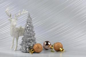 Natal ou Novo ano fundo com prata Nevado árvore e dourado transitório decoração, cervo. brilhante festivo fundo. foto