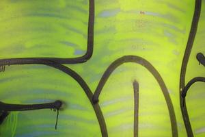 parte do abstrato gravidade multicolorido com brilhante golpes. pintado concreto muro. foto