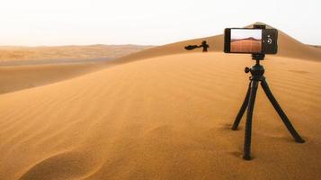 turista andar em areia dunas e capturar momentos em pôr do sol dentro Kashan deserto ao ar livre dentro Eu corri campo foto
