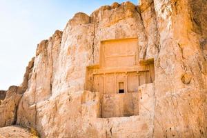 túmulos de artaxerxes i e dario o grande, reis do império aquemênida, localizados na necrópole de naqsh-e rostam no irã foto