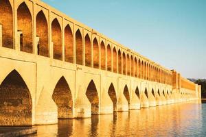 isfahan, Irã, 2022 - siose pol ou ponte do 33 arcos, 1 do a mais antigo pontes do esfahan e mais longo ponte em zayandeh rio foto