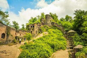 turista Visita explorar passeios turísticos rudkhan castelo dentro norte leste Eu corri - popular famoso turismo destino dentro Pérsia foto