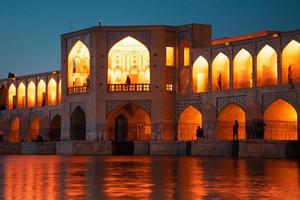 isfahan, Irã, 2022 - velho khajoo ponte às noite, através a zayandeh rio dentro isfahan, irã. foto