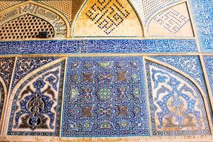 obra de arte em paredes dentro pátio Sexta-feira mesquita jam mesquita do isfahan foto