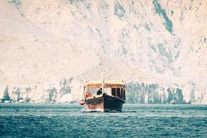 tradicional Tour barco em água em cruzeiro dentro persa golfo. Omã viagem famoso lazer Atividades foto