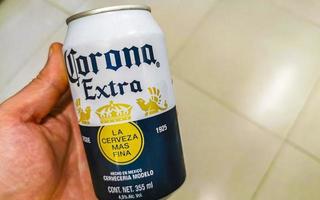 porto escondido Oaxaca México 2023 segurando corona Cerveja pode dentro a mão porto escondido México. foto