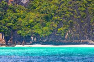 koh phi phi não Tailândia ilha de praia lagoa calcário pedras. foto