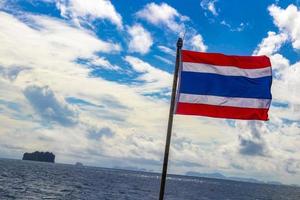 Tailândia bandeira em barco Tour phang nga baía krabi tailândia. foto