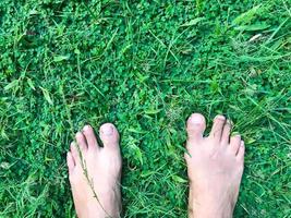 humano pés isolado com verde Relva foto