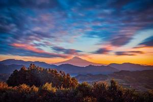 a pico do mt. Fuji em dramático céu às nascer do sol dentro shizuoka, Japão. foto