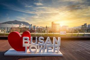 busan torre placa às pôr do sol. busan torre é busan cidade ponto de referência famoso turista destino foto