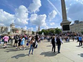 Londres dentro a Reino Unido dentro Junho 2022. turistas em a ruas para a rainhas jubileu celebração foto