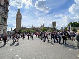 Londres dentro a Reino Unido dentro Junho 2022. turistas em a ruas para a rainhas jubileu celebração foto