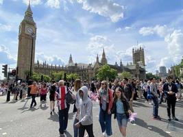 Londres dentro a Reino Unido dentro Junho 2022. turistas em a ruas para a rainhas jubileu celebração foto