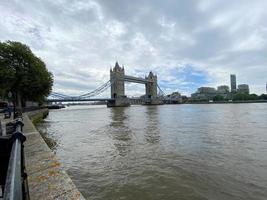 uma vista da ponte da torre em londres foto