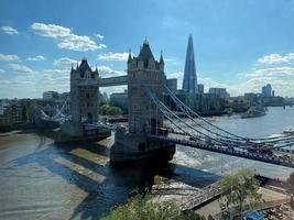 uma vista da ponte da torre em londres foto