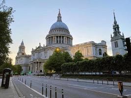 uma vista da catedral de são paulo em londres foto