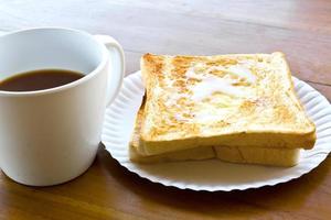 xícara de café e despeje a torrada de leite foto