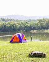 tendas de cúpula acampar no local de acampamento da floresta foto