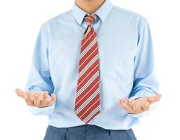 homem vestindo camisa azul, estendendo a mão com traçado de recorte foto