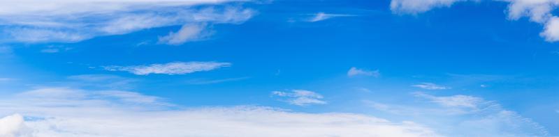 panorâmico branco nuvens fofas agente céu azul foto