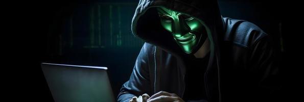 revelação a enigmático mundo do cibercrime. uma branco mascarado hacker frente Visão no meio Sombrio de capuz e verde matriz código fundo foto