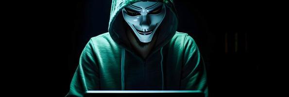 revelação a enigmático mundo do cibercrime. uma branco mascarado hacker frente Visão no meio Sombrio de capuz e verde matriz código fundo foto