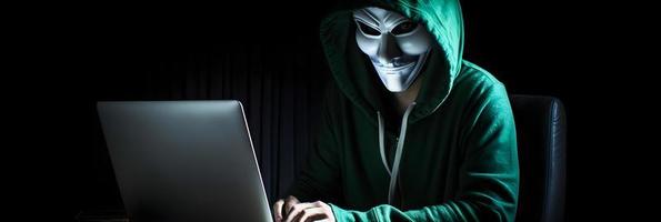 revelação a enigmático mundo do cibercrime. uma branco mascarado hacker frente Visão no meio Sombrio de capuz e verde matriz código fundo foto