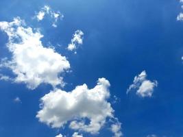 azul céu com nuvem fechar-se e Sol brilhante foto