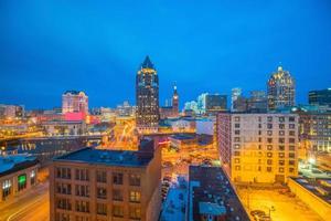 horizonte do centro com edifícios em milwaukee eua foto