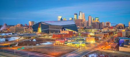 horizonte do centro de minneapolis em minnesota, eua foto