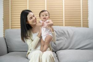 retrato do mãe e bebê menina às lar, família, criança, infância e paternidade conceito foto