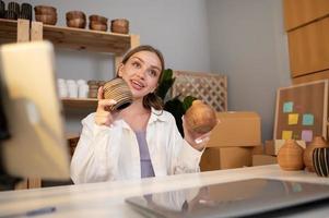 uma jovem bonita mulher empreendedor viver transmissão para venda construir produtos para clientes dentro dela fazer compras , tecnologia conectados o negócio conceito. foto