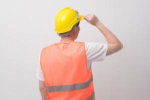 retrato de engenheiro masculino usando um capacete protetor sobre estúdio de fundo branco. foto