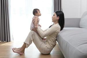 retrato do mãe e bebê menina às lar, família, criança, infância e paternidade conceito foto