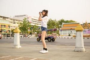 lindo jovem ásia turista mulher em período de férias passeios turísticos e explorando Bangkok cidade, tailândia, feriados e viajando conceito foto