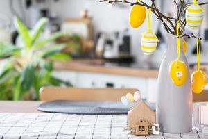 chave para casa do acolhedor casa com Páscoa decoração com Coelho e ovos em mesa do cozinha. prédio, projeto, projeto, comovente para Novo casa, hipoteca, seguro, renda e compra real Estado foto